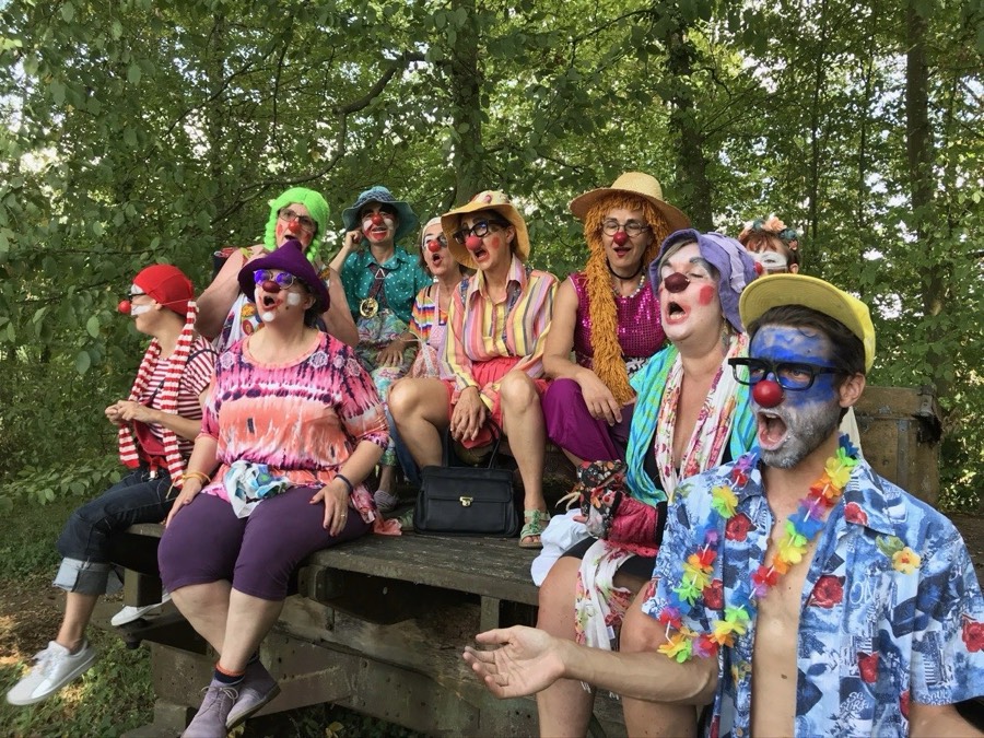 Groupe de clowns en forêt